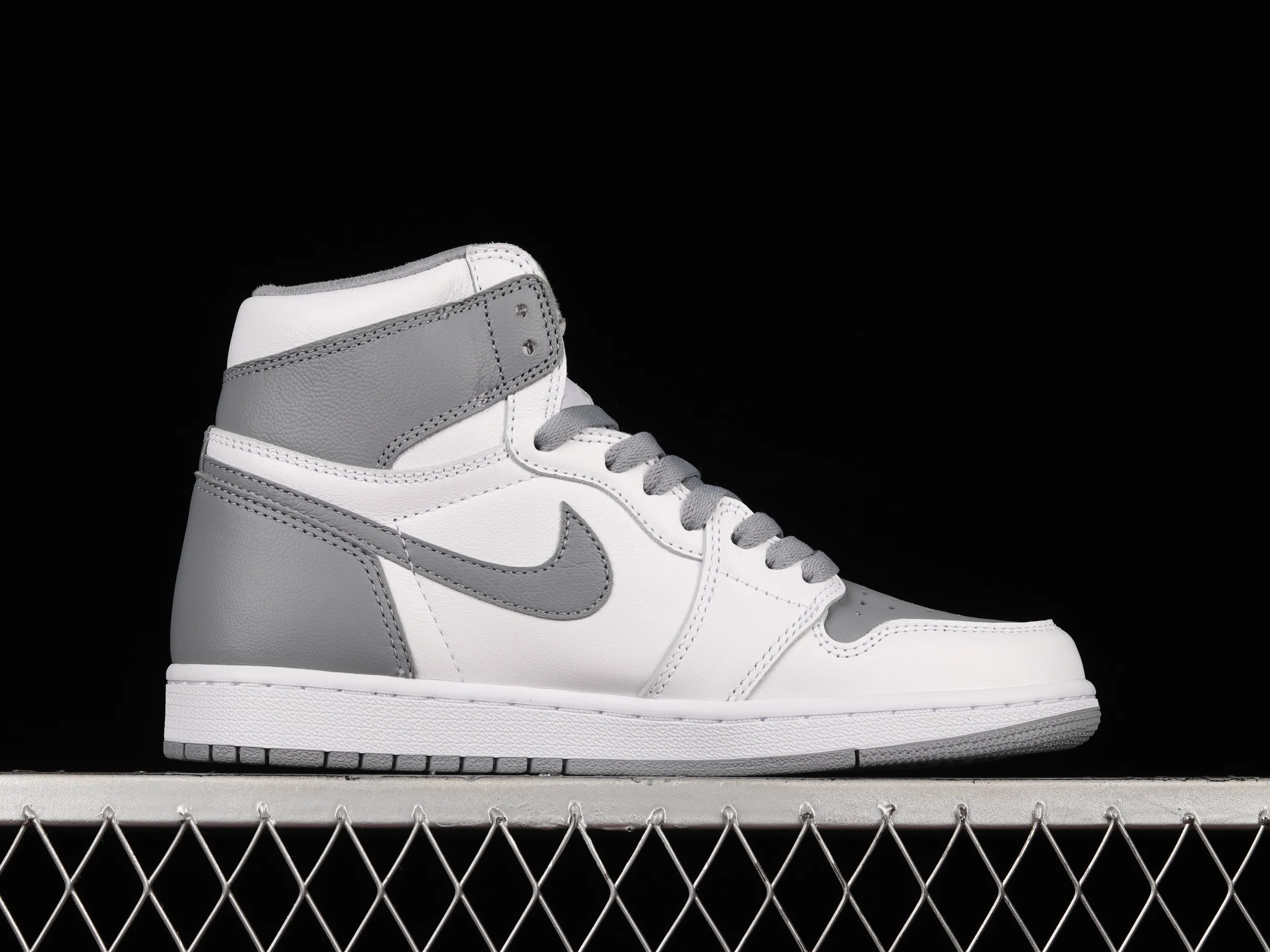 All categories Air Jordan Jordan series basketball shoes Air Jordan 1 High Pure original Air Jordan 1 High OG "Stealth" AJ1 Joe 1 white gray 555088-037